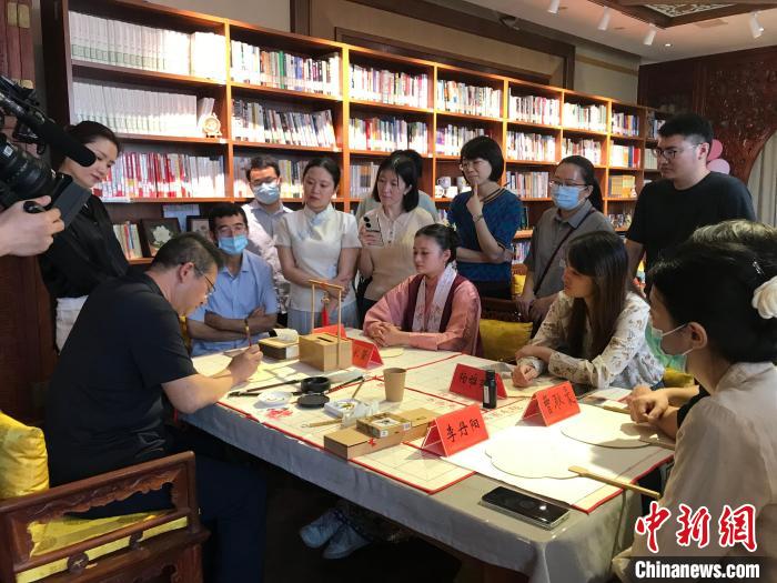 9月14日，“月動(dòng)臨秋扇”中華傳統(tǒng)文化沉浸式體驗(yàn)活動(dòng)在北京紀(jì)曉嵐故居舉辦。 陳建新 攝 陳建新 攝