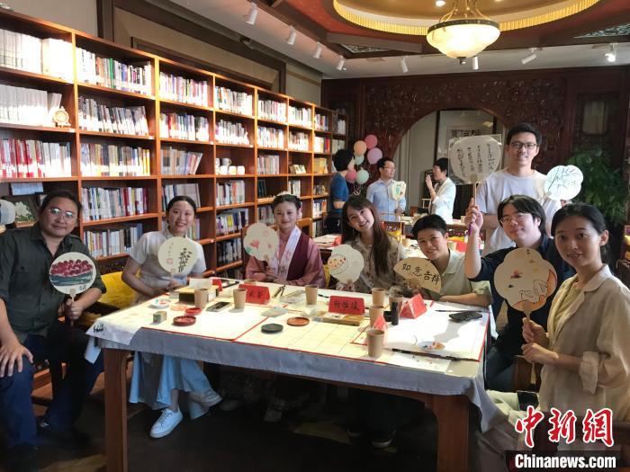 9月14日，“月動(dòng)臨秋扇”中華傳統(tǒng)文化沉浸式體驗(yàn)活動(dòng)在北京紀(jì)曉嵐故居舉辦。陳建新 攝 陳建新 攝