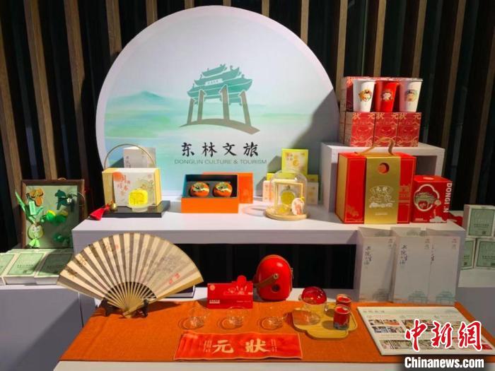 發(fā)展論壇現(xiàn)場展出的無錫城市文創(chuàng)作品?！O權(quán) 攝