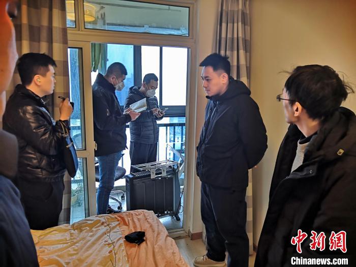 丹東市公安局民警抓捕犯罪嫌疑人，在其家中進(jìn)行搜查。　丹東市公安局供圖