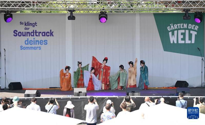7月8日，在德國柏林世界公園，漢服愛好者進(jìn)行漢服展示。新華社記者 任鵬飛 攝