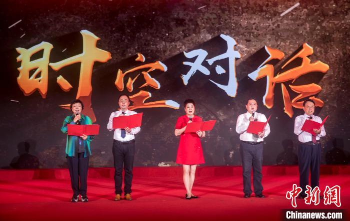 陳曉帆與顏福慶之孫顏志淵、陶行知曾孫陶侃、榮毅仁侄女榮智豐深情朗誦《與統(tǒng)戰(zhàn)先輩的時(shí)空對(duì)話(huà)》?！堦?攝