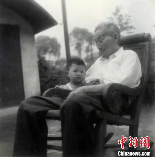 陳望道與幼年的陳曉帆?！￡悤苑﹫D