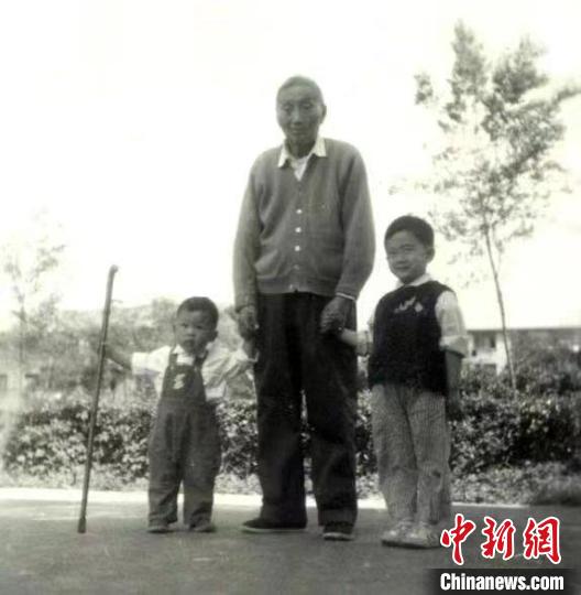 陳望道與幼年的陳曉帆(左)、陳曉帆的哥哥一起合影。　陳曉帆供圖