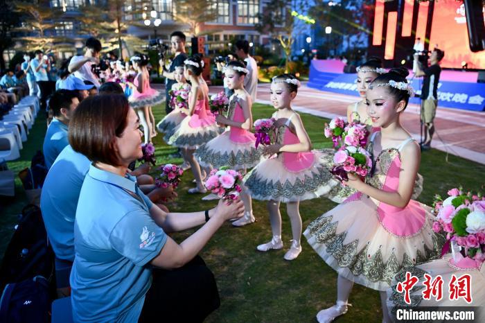 大陸小朋友鮮花送給臺(tái)灣同胞?！⊥鯑|明 攝