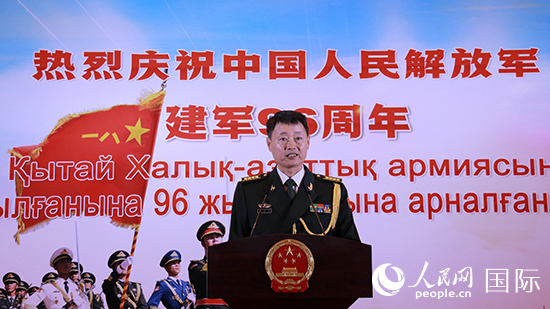 國防武官胡德君大校發(fā)表致辭。人民網(wǎng)記者 李強(qiáng)攝