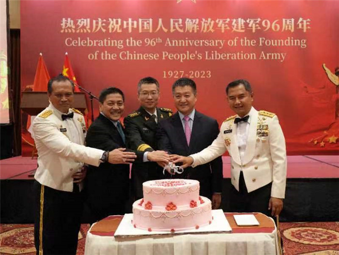 圖為陸慷大使與印尼貴賓共切生日蛋糕。中國駐印度尼西亞使館供圖
