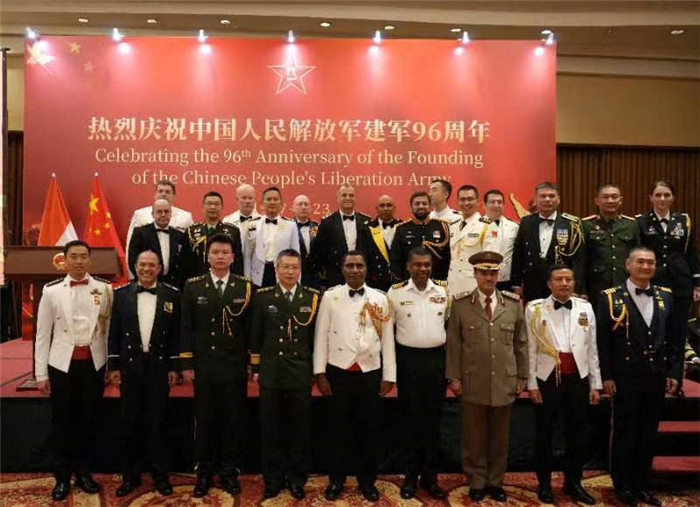 圖為徐勝武官與參加招待會的各國武官、武官處代表合影。中國駐印度尼西亞使館供圖