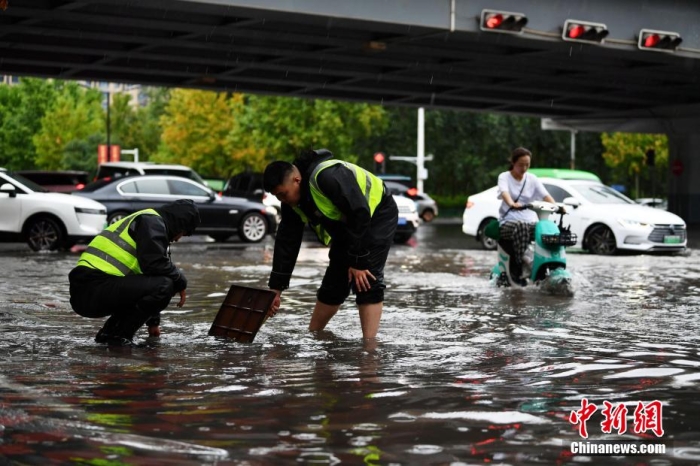 7月30日，河北省持續(xù)發(fā)布暴雨紅色預(yù)警信號。受今年第5號臺風(fēng)“杜蘇芮”殘余環(huán)流影響，7月28日以來，地處華北地區(qū)的河北省大部出現(xiàn)降雨。30日17時，該省氣象臺發(fā)布當(dāng)日第三次暴雨紅色預(yù)警信號。石家莊市城區(qū)不少區(qū)域積水嚴(yán)重，城管、環(huán)衛(wèi)、園林、市政等部門緊急出動，聯(lián)合疏堵保暢，筑牢防汛安全屏障。圖為石家莊裕華區(qū)城管局防汛隊員對沿街收水井進(jìn)行雜物清理，以保證排水暢通。翟羽佳 攝