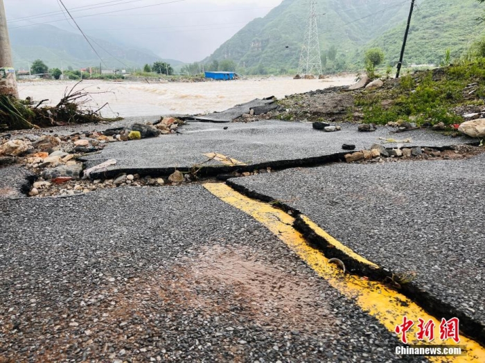 受臺風(fēng)“杜蘇芮”影響，7月29日至8月1日，河北省淶水縣普降暴雨，持續(xù)強降雨和強風(fēng)天氣引發(fā)洪水險情。連日來，當(dāng)?shù)亟M織數(shù)千人搶險救援隊伍，集中力量加快排水、清理路面、救援拋錨車輛、搶修倒伏電線桿等工作。8月1日，方便面、飲用水、火腿腸、面包等首批調(diào)撥救災(zāi)物資送抵救災(zāi)一線，并于當(dāng)天發(fā)放到受災(zāi)群眾手中。目前，淶水縣受損交通、電力、通信等基礎(chǔ)設(shè)施正在加緊搶修，山區(qū)受困人員已分批轉(zhuǎn)移，各項搶險救災(zāi)工作正在有序進行中。圖為淶水縣婁村鎮(zhèn)南安莊村被洪水沖毀的路面。(文/呂子豪 楊猛)李金璐 攝