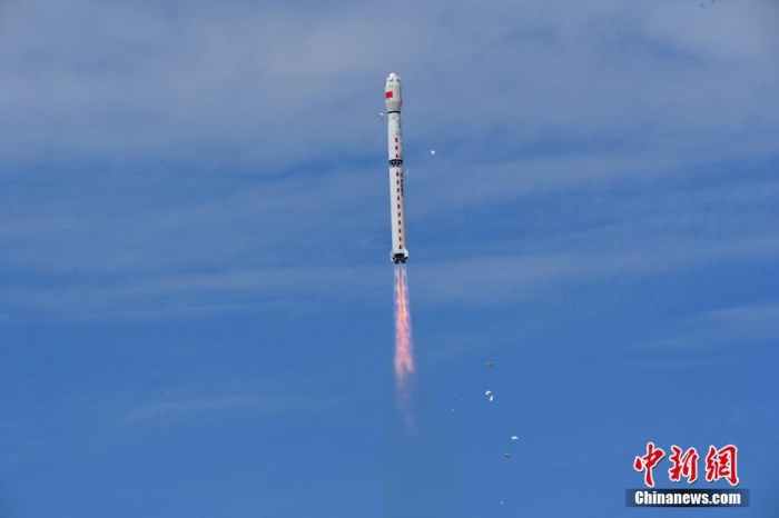 8月3日11時(shí)47分，中國(guó)在酒泉衛(wèi)星發(fā)射中心用長(zhǎng)征四號(hào)丙遙四十四運(yùn)載火箭，成功發(fā)射風(fēng)云三號(hào)06星，衛(wèi)星順利進(jìn)入預(yù)定軌道，任務(wù)取得圓滿成功。該衛(wèi)星將接替在軌超期服役的風(fēng)云三號(hào)C星，探測(cè)數(shù)據(jù)主要用于天氣預(yù)報(bào)、大氣化學(xué)和氣候變化監(jiān)測(cè)業(yè)務(wù)及研究。汪江波 攝