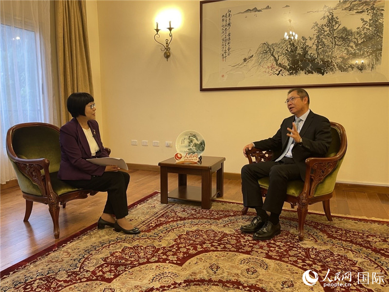 胡長春大使接受人民網(wǎng)記者唐維紅采訪。人民網(wǎng)記者 趙艷紅攝