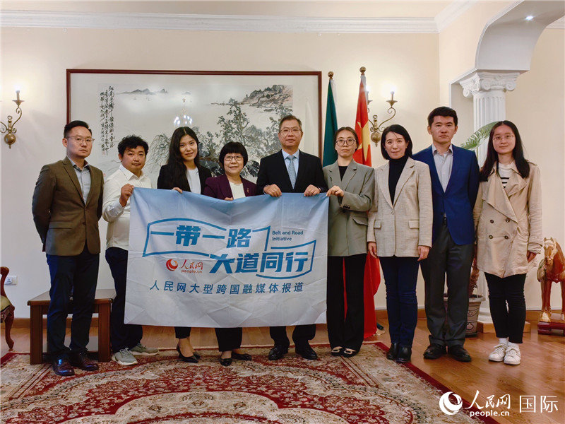 胡長春大使、駐非盟使團工作人員與人民網(wǎng)記者合影。