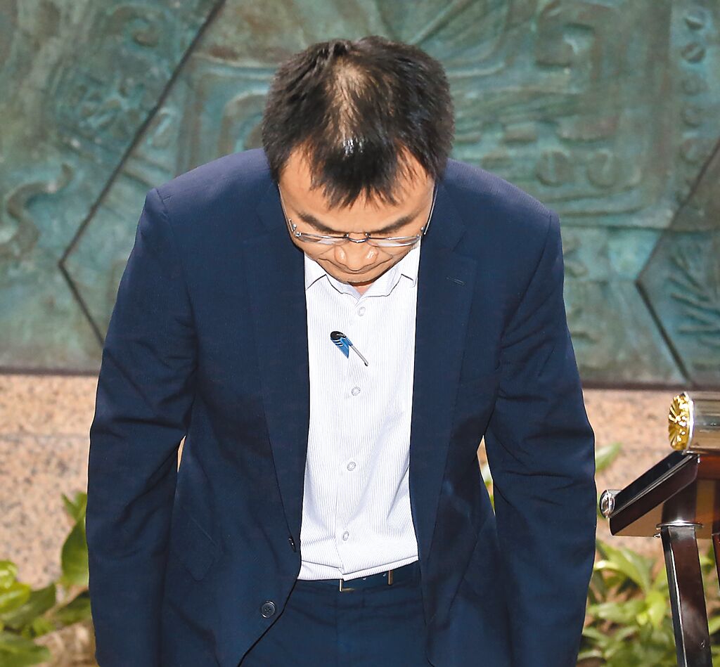 臺農(nóng)業(yè)部門負(fù)責(zé)人陳吉仲19日傍晚舉行記者會說明項目進口雞蛋議題，當(dāng)日晚間8點在臉書上宣布辭職。 圖片來源：臺灣“中時新聞網(wǎng)”