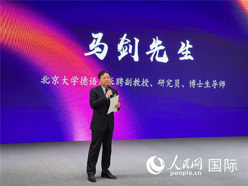 北京大學(xué)德語(yǔ)系長(zhǎng)聘副教授馬劍點(diǎn)評(píng)學(xué)生表現(xiàn)。（攝影：張麗鷗）