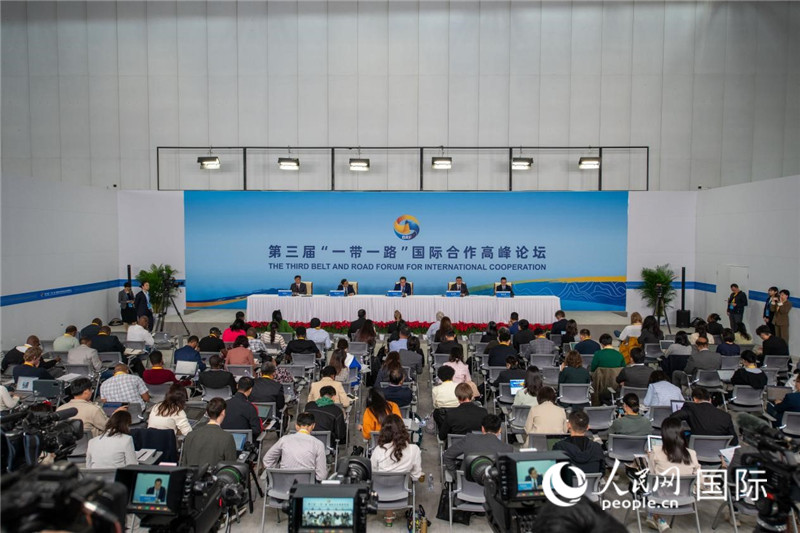 10月16日，第三屆“一帶一路”國際合作高峰論壇新聞中心在北京國家會議中心舉行首場吹風(fēng)會，邀請自然資源部國際合作司和相關(guān)單位負(fù)責(zé)人介紹有關(guān)情況，并回答記者提問。人民網(wǎng)記者 翁奇羽攝