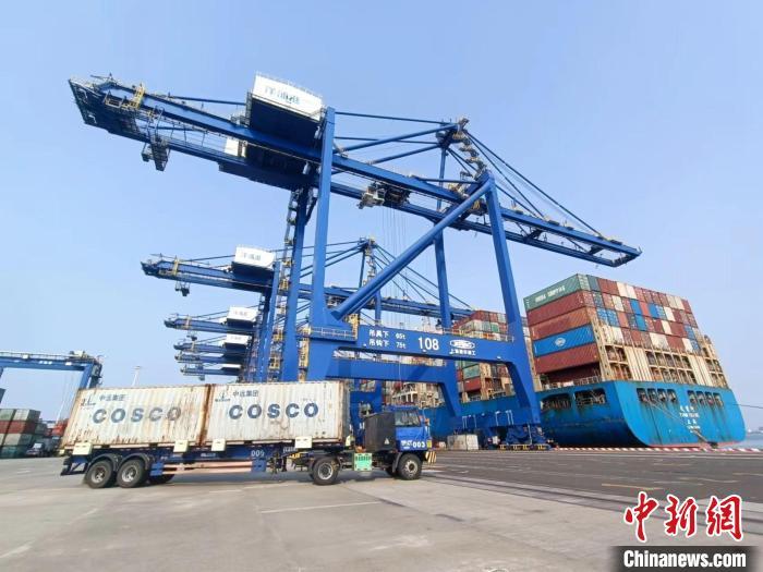 圖為海南洋浦國際集裝箱碼頭，卡車將集裝箱從后方堆場運往碼頭裝卸區(qū)?！堅潞?攝