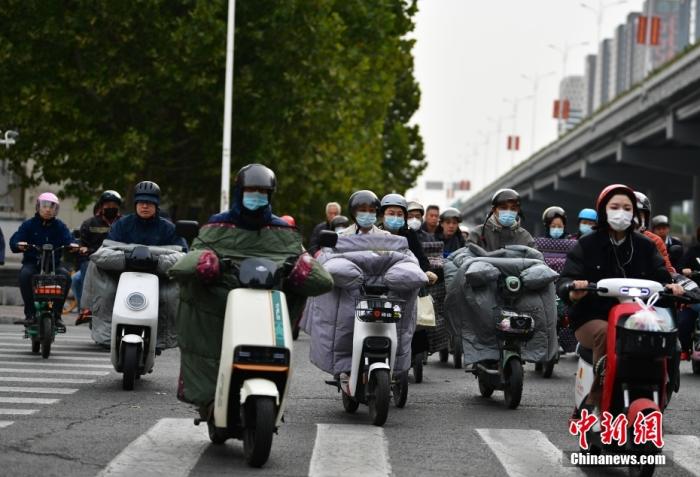 11月3日，河北石家莊迎降溫天氣，市民“捂”裝出行。 <a target='_blank' href='/'><p  align=