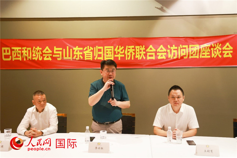 中國僑聯(lián)副主席、山東省僑聯(lián)主席李興鈺（中）在座談會上致辭。人民網(wǎng)記者 陳海琪攝