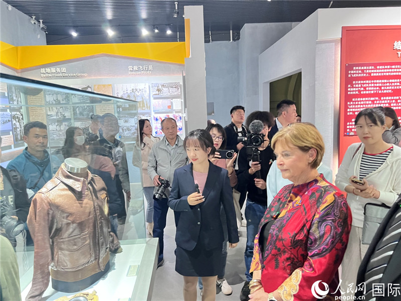 飛虎隊指揮官陳納德將軍外孫女嘉蘭惠（右）在參觀昆明市博物館展示的文物。人民網(wǎng) 趙瞳攝