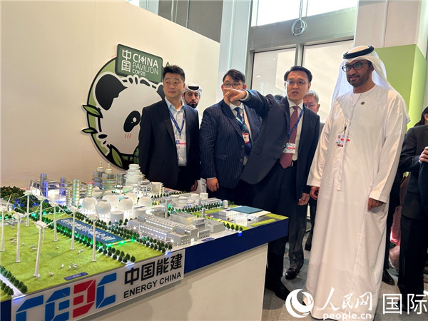 COP28主席蘇爾坦·賈比爾參觀中國角展示。人民網記者任皓宇攝
