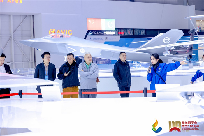 參會嘉賓和留學(xué)歸國人員參觀珠海太空中心。主辦方供圖