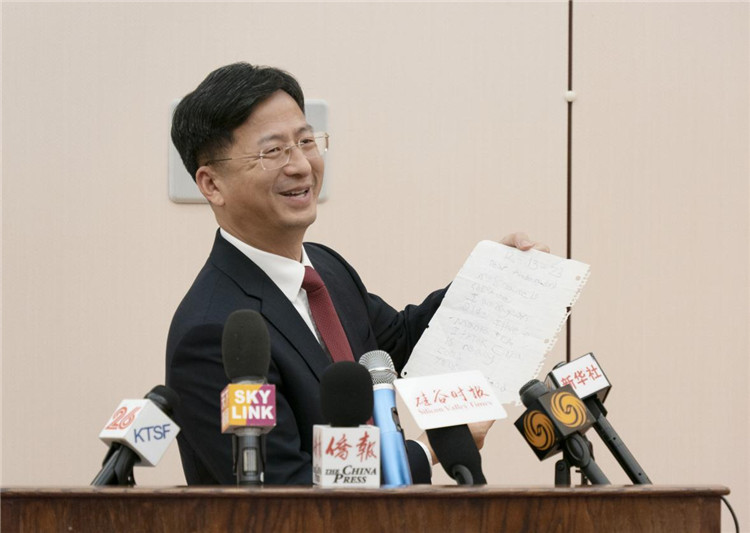 張建敏總領(lǐng)事向媒體展示領(lǐng)區(qū)小學(xué)生來信。中國駐舊金山總領(lǐng)館供圖