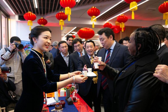 2月2日，人們在位于意大利羅馬的聯(lián)合國糧農(nóng)組織總部體驗中國茶藝。新華社記者李京攝