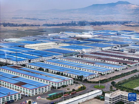 這是2023年11月3日在埃塞俄比亞杜凱姆市拍攝的東方工業(yè)園（無人機照片）。 新華社發(fā)（東方工業(yè)園供圖）