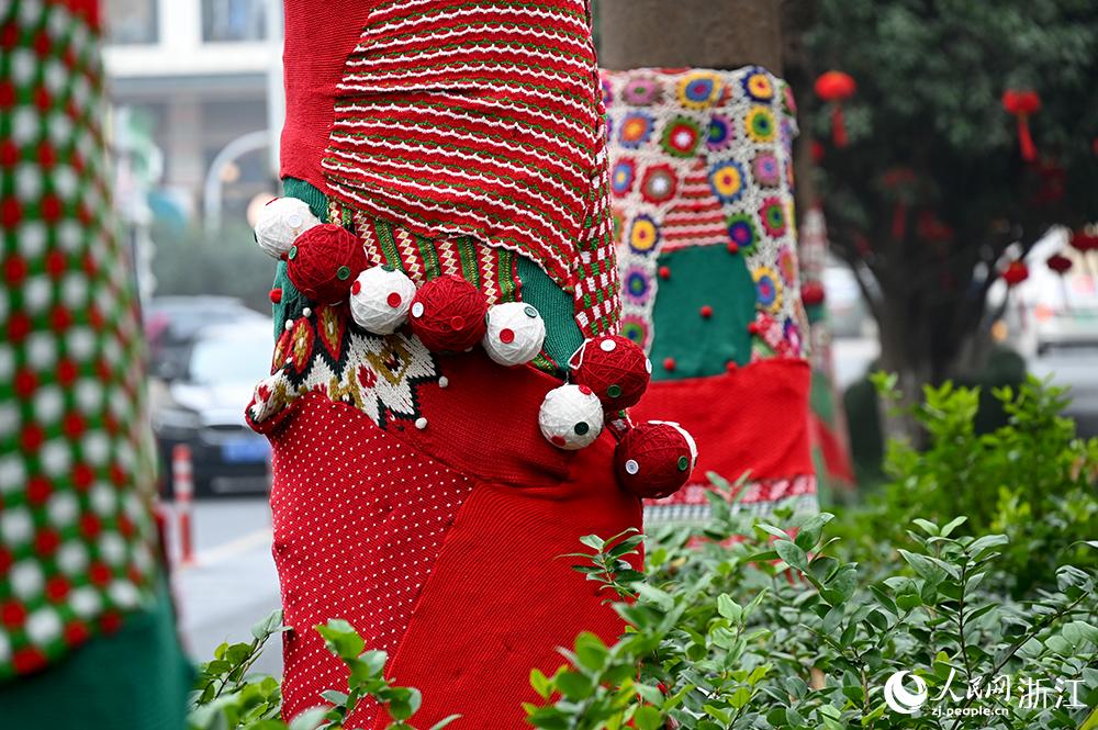 杭州市拱墅區(qū)獅虎橋路上的行道樹“穿”上了新裝。人民網(wǎng) 葉賓得攝