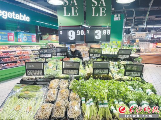 　　家樂福芙蓉廣場店，市民在選購春菜。