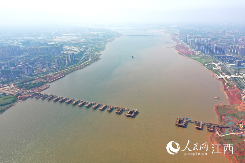 航拍九龍湖過江大橋，該橋是南昌第七座跨贛江通道。 人民網(wǎng) 時雨攝