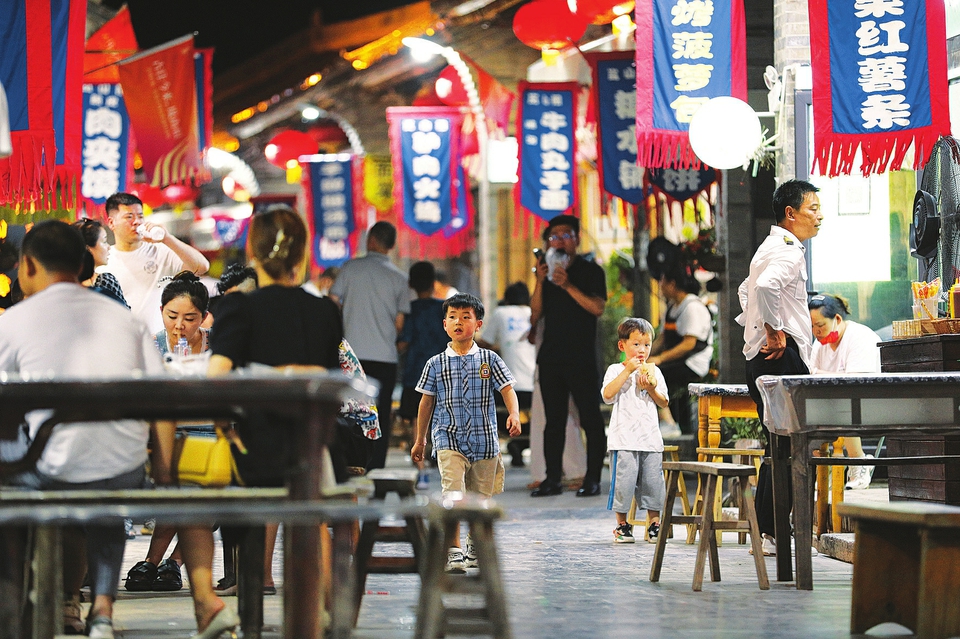  6月17日晚，游客在運(yùn)城市鹽湖區(qū)嵐山根運(yùn)城印象景區(qū)內(nèi)游玩。連日來，運(yùn)城市通過發(fā)放消費(fèi)券，培育夜購、夜味、夜宿、夜玩、夜賞的消費(fèi)形態(tài)，迅速推動(dòng)消費(fèi)企穩(wěn)回暖，為經(jīng)濟(jì)發(fā)展注入強(qiáng)勁動(dòng)力。 金玉敏攝