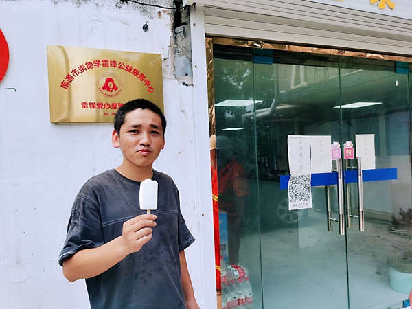2過路司機在驛站冷飲。人民網(wǎng)記者王繼亮攝.jpg