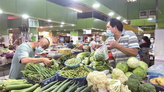 無(wú)錫市民在沁揚(yáng)市場(chǎng)和往常一樣購(gòu)買農(nóng)副產(chǎn)品。宗曉東攝