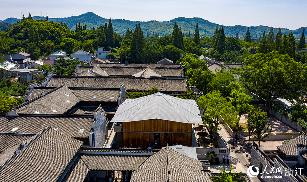 7月23日，空中俯瞰位于寧波市江北區(qū)慈城鎮(zhèn)的抱珠樓。人民網(wǎng) 章勇濤攝