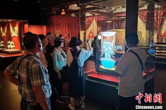 圖為臺灣新北市永和區(qū)里長聯(lián)誼會江西參訪團一行在南昌漢代?；韬顕z址博物館內參觀展出的珍貴文物?！●樞↓?攝
