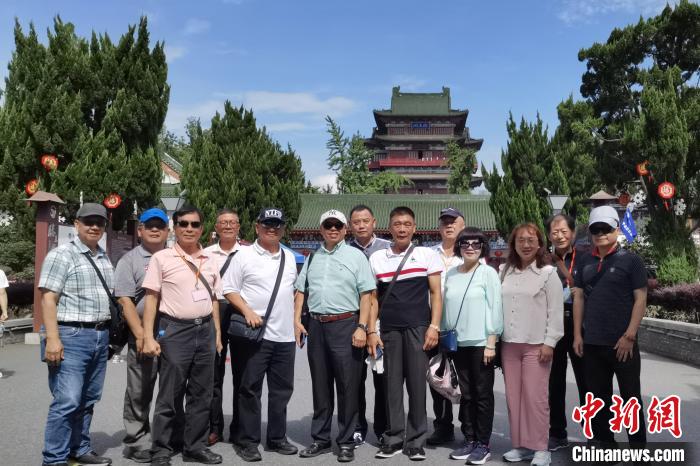 圖為臺灣新北市永和區(qū)里長聯(lián)誼會江西參訪團一行在南昌滕王閣前合影。　柳曉丹 攝