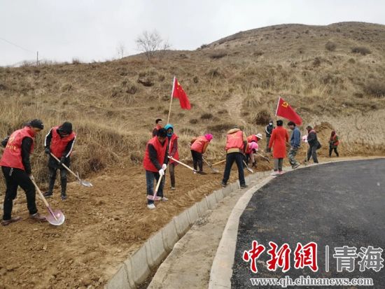 圖為尖扎干部職工生態(tài)建設(shè)和環(huán)境保護(hù)現(xiàn)場。尖宣 供圖