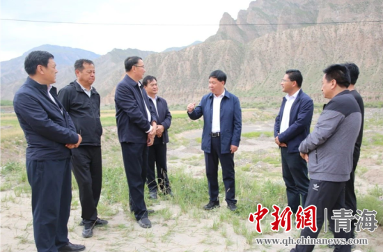 圖為黃南州有關(guān)領(lǐng)導(dǎo)現(xiàn)場踏勘、督導(dǎo)生態(tài)環(huán)保責(zé)任落實(shí)情況現(xiàn)場。黃宣攝