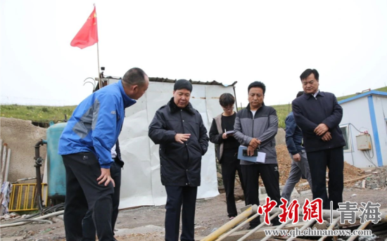 圖為黃南州有關(guān)領(lǐng)導(dǎo)現(xiàn)場踏勘、督導(dǎo)生態(tài)環(huán)保責(zé)任落實情況現(xiàn)場。黃宣攝