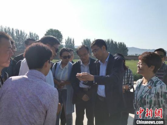 圖為杜德志在基層調(diào)研。受訪(fǎng)者供圖