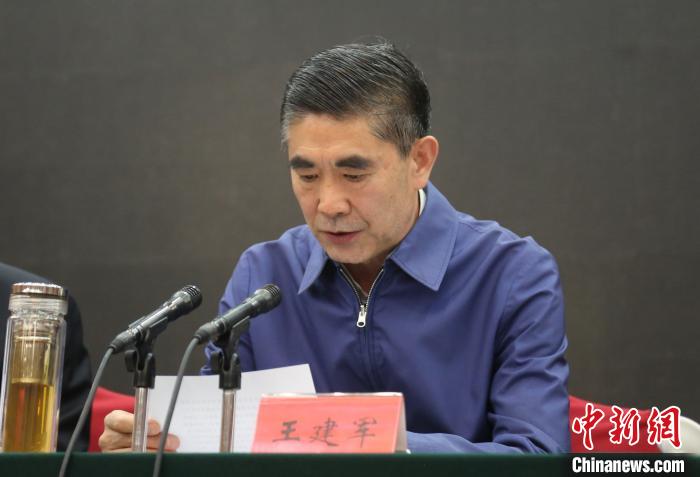 圖為青海省委書(shū)記王建軍出席會(huì)議并作講話?！?zhí)砀?攝