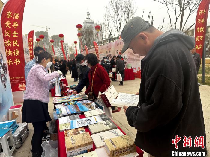 圖為民眾在活動現(xiàn)場讀書、購書。　李雋 攝