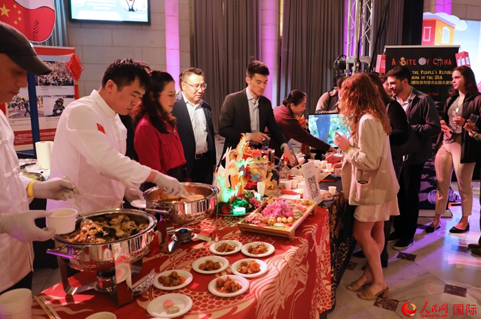 使館工作人員詳細(xì)為現(xiàn)場(chǎng)美食家和來賓講解菜品色香味特點(diǎn)、原料特色、烹制手法及其中蘊(yùn)含的中華美食文化。人民網(wǎng)記者 李志偉攝