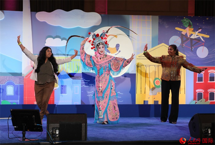 當(dāng)?shù)厝A人京劇社團(tuán)的青年演員現(xiàn)場(chǎng)表演京劇選段，并與現(xiàn)場(chǎng)觀眾近距離互動(dòng)。人民網(wǎng)記者 李志偉攝