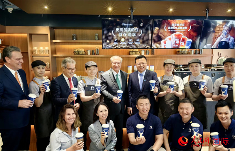 巴西副總統(tǒng)阿爾克明在北京某咖啡店推廣巴西咖啡。人民網(wǎng)記者 符園園攝