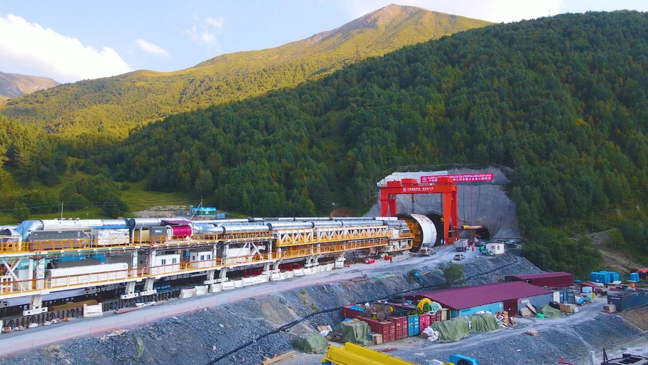 “高加索號(hào)”單護(hù)盾硬巖掘進(jìn)機(jī)（TBM）。中鐵隧道局格魯吉亞KK公路隧道項(xiàng)目部供圖