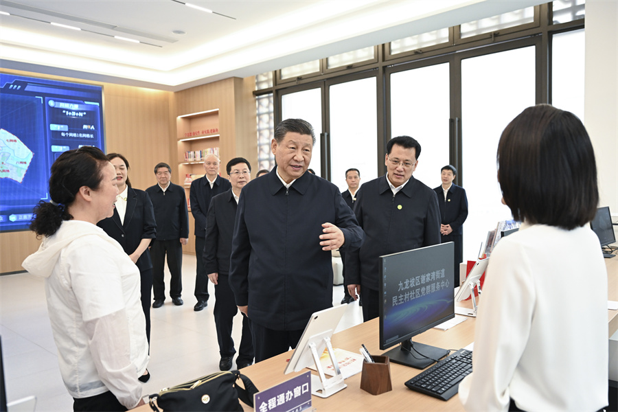 2024年4月22日至24日，中共中央總書記、國家主席、中央軍委主席習(xí)近平在重慶考察。這是22日下午，習(xí)近平在九龍坡區(qū)謝家灣街道民主村社區(qū)考察。新華社記者 謝環(huán)馳 攝