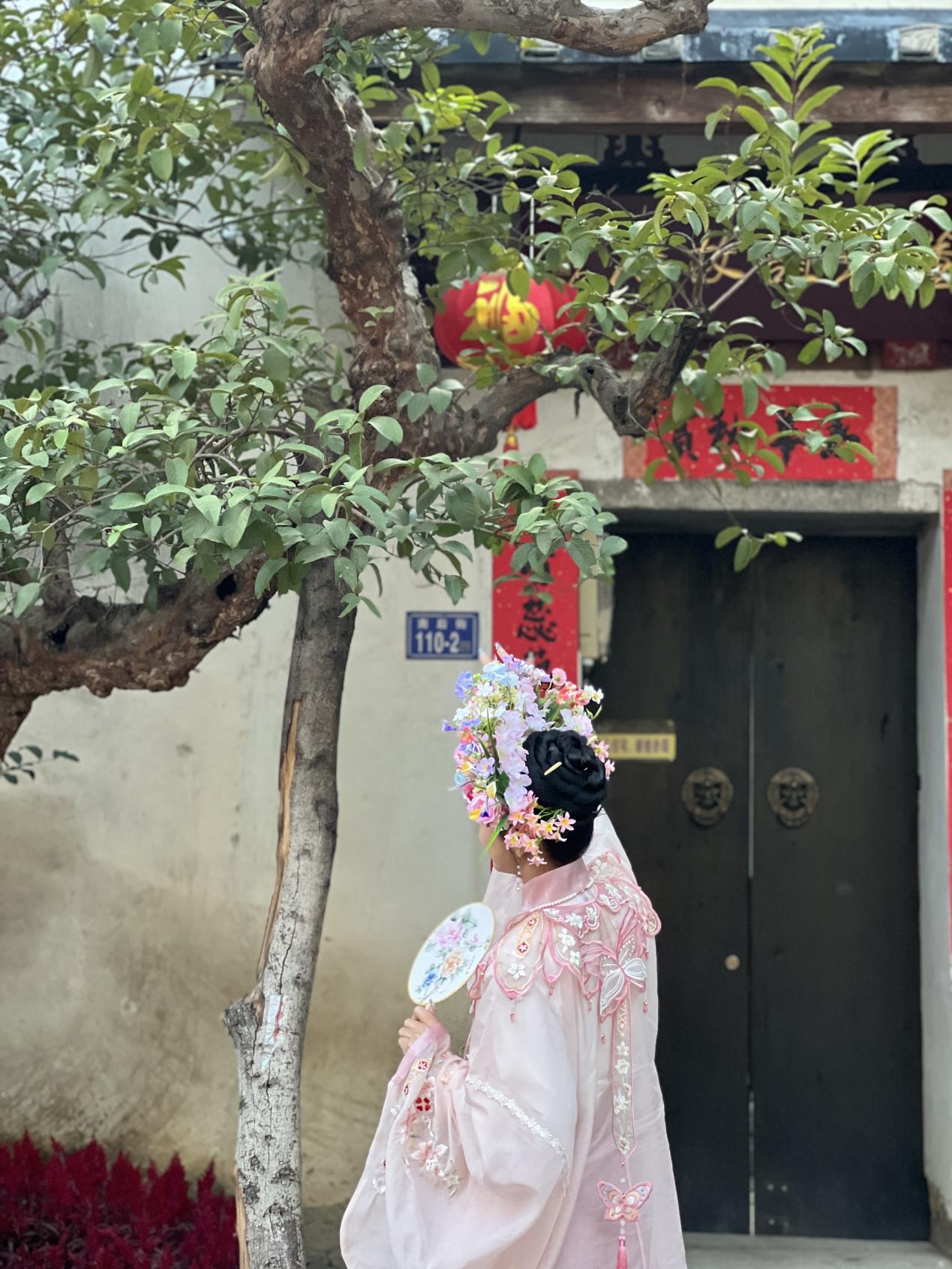 福建泉州，頭戴簪花的游客正拍照留念。人民網(wǎng) 歐陽易佳攝